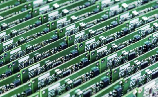 Kiedy łączyć montaż powierzchniowy i przewlekany w produkcji urządzeń elektronicznych
