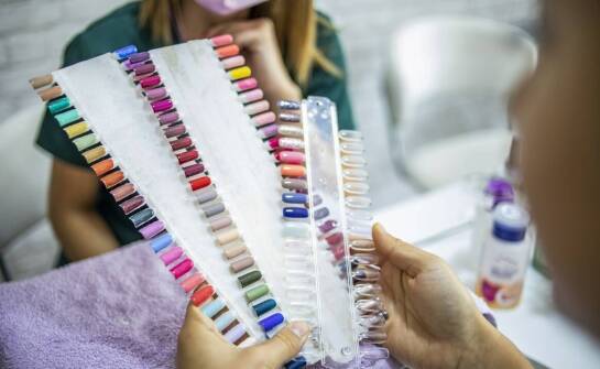 Jak oglądać galerię produktów manicure, żeby wyłapać różnice ważne w pracy salonu