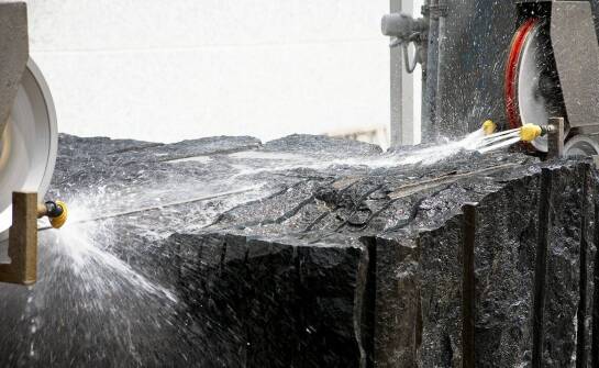 Jak cięcie wodą CNC umożliwia skomplikowane kształty w kamieniu bez uszkadzania materiału