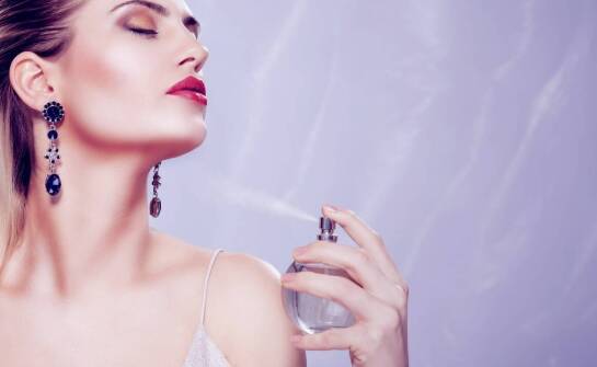 Lekki zamiennik perfum dla młodej kobiety — jak dopasować nuty, trwałość i okazję