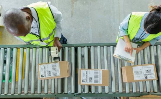 Jak przepakowanie, etykietowanie i kompletacja porządkują wysyłkę w firmach z dużą rotacją towaru