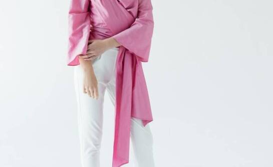 Jak dobrać elegancką bluzkę w stylu kimono lub z dzianiny do dojrzałej sylwetki