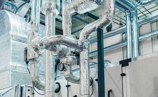 Dobór materiałów termoizolacyjnych do rur i urządzeń w instalacjach przemysłowych na Mazowszu