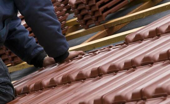 Jak ocenić parametry dachówki ceramicznej przed zakupem materiału na dach w Rzeszowie