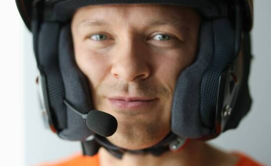 Jak dobrać wkładki do uszu na motocykl, aby chronić słuch bez utraty kontroli nad drogą