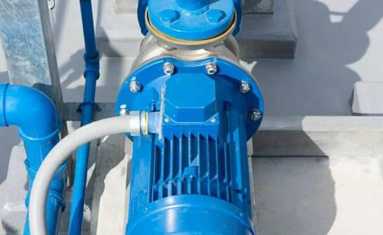 Kiedy pionowy układ pompy ma sens w domu z prywatną studnią i hydroforem