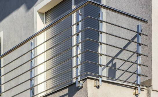 Montaż balustrady na istniejącym balkonie — kiedy sama płyta nie wystarcza