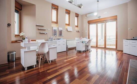 Jak zorganizować domowy kącik manicure przy oknie, by światło i kurz nie psuły stylizacji