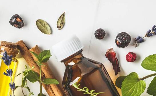 Jak naturalne surowce zapachowe budują charakter i trwałość perfum