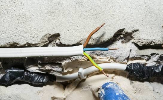 Objawy w instalacji, które wymagają szybkiej oceny elektryka zamiast samodzielnej naprawy