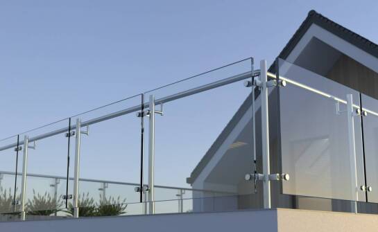 Mocowanie tafli szkła klamrą w balustradach i daszkach — gdzie ma sens, a gdzie nie