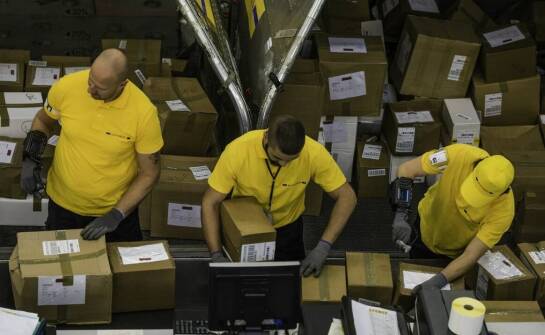Jak zaplecze magazynowe, zwroty i integracje systemowe składają się na obsługę e-commerce