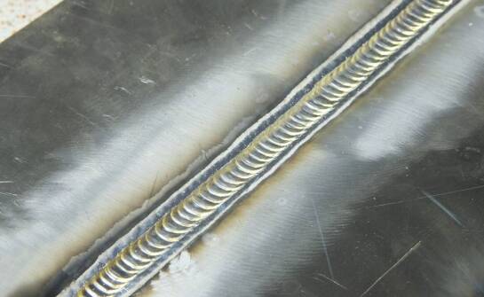 Co najbardziej obniża powtarzalność punktowych zgrzewów w cienkich blachach aluminiowych