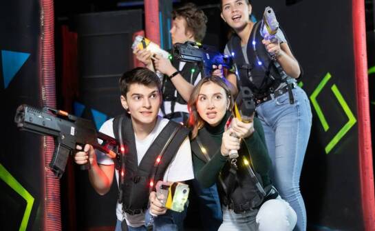 Wieczór kawalerski w Poznaniu z laser tagiem — jak dopasować scenariusz do grupy