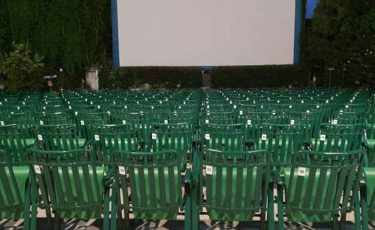 Jakie parametry sprzętu decydują o jakości seansu filmowego dla dużej widowni w plenerze