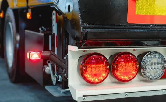 Awaria tylnej lampy LED w naczepie — jak odróżnić uszkodzenie modułu od problemu instalacji
