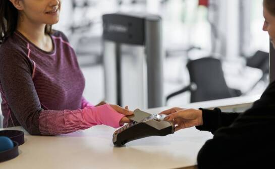 Jak odzyskiwać zaległe opłaty za karnety fitness bez konfliktu z prawami konsumenta