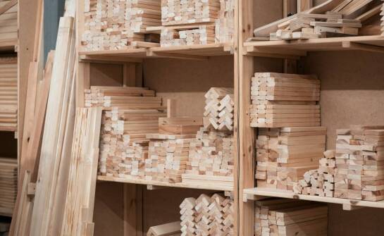 Jak zaplecze materiałowe dla stolarni wpływa na terminowość i powtarzalność produkcji mebli