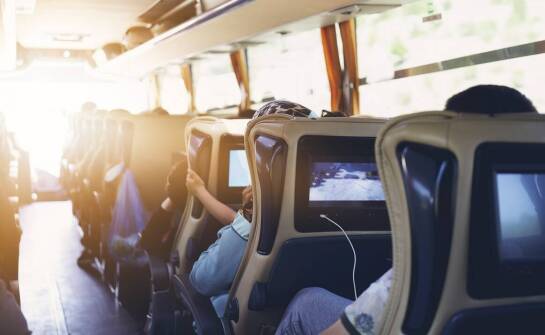 Jak wyposażenie busa wpływa na komfort i spokój podczas wielogodzinnej podróży za granicę