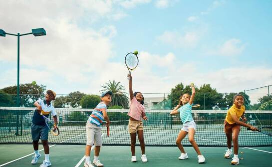 Gdy dziecko potrzebuje ruchu: tenis jako całoroczna aktywność dla rodzin z Pruszkowa