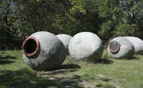 Jak dobrać ozdobne kule z betonu do skali ogrodu i nawierzchni