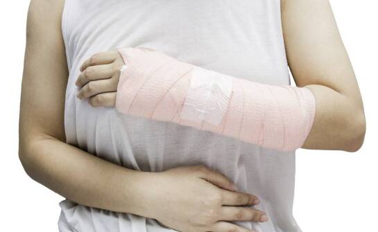 Gips syntetyczny czy tradycyjny — który łatwiej utrzymać w domu po urazie