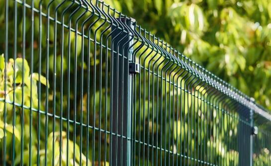 Dlaczego łukowy profil panelu zmienia przebieg montażu na działce płaskiej i ze spadkiem