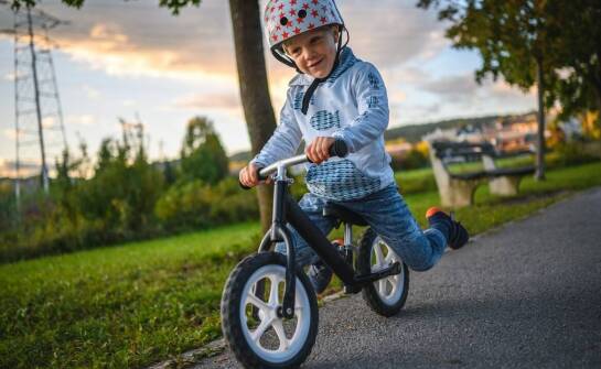 Kiedy lekki Woom jest dobrym wyborem dla dziecka jeżdżącego po mieście i szutrach