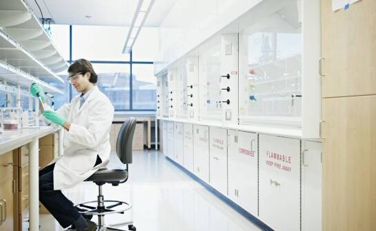 Jak dobrać wymienne siedzisko do hokera laboratoryjnego pod kątem chemii i dezynfekcji