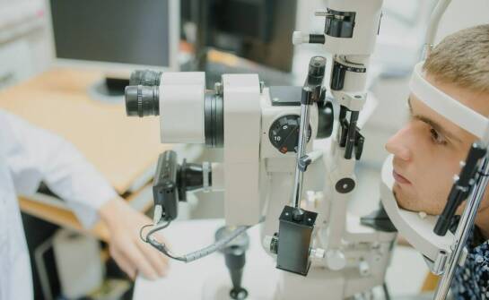 Jak przygotować się do kapsulotomii laserowej i czego oczekiwać po zabiegu