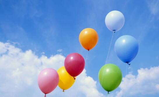 Balon helowy na evencie plenerowym — od czego zależą czas unoszenia i widoczność