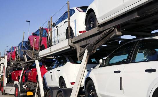 Jak zorganizować transport samochodów ze Szwecji w obsłudze dealerów