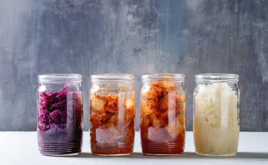 Jak powstaje wegańskie kimchi — skład, fermentacja i kiedy smak staje się wyraźniejszy