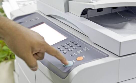 Starsza kolorowa kopiarka Konica Minolta w małym biurze — kiedy koszty utrzymania zaczynają przewyższać oszczędność zakupu