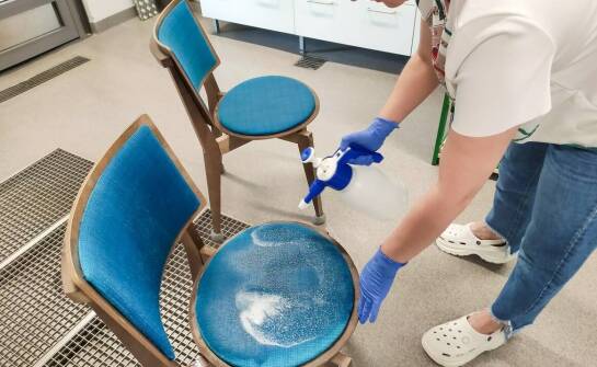 Jak czyścić i dezynfekować taboret o niskim profilu z pianki PU w laboratorium