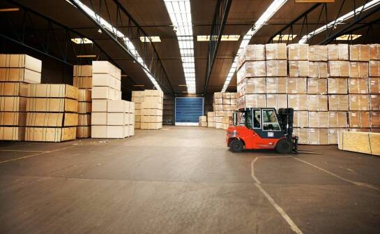 Jak proces produkcyjny i logistyka wewnętrzna kształtują projekt hali stalowej