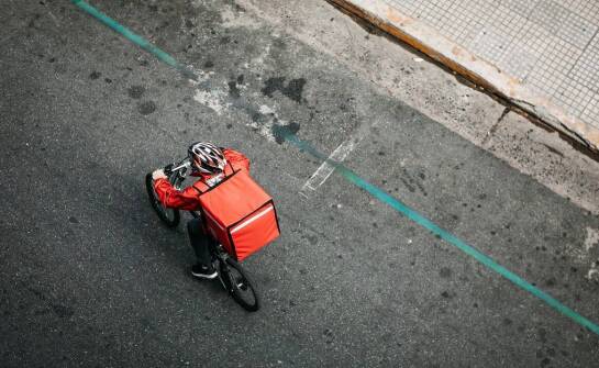 Jak dobrać odzież i akcesoria sportowe do codziennej jazdy na rowerze elektrycznym VanMoof