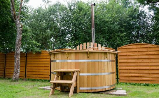 Jak działa ogrodowe jacuzzi opalane drewnem i co wpływa na jego codzienną eksploatację