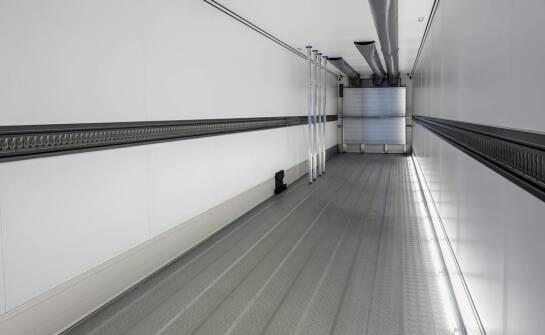 Dlaczego profil aluminiowej listwy zmienia zachowanie podłogi przy sypkich i ciężkich ładunkach