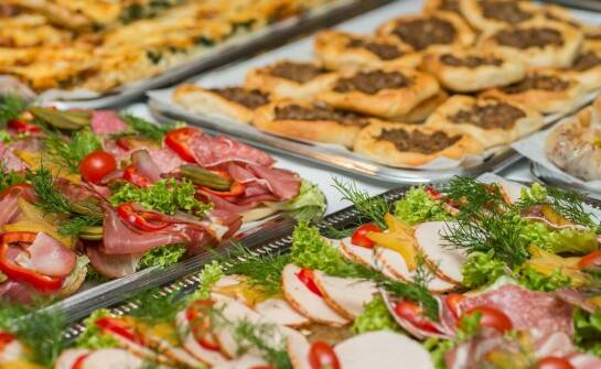 Jak sezonowe dania włoskie łączą lunch, catering i eventy w Toruniu