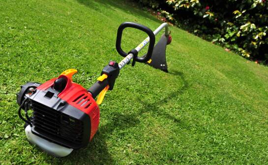 Co naprawdę odróżnia akumulatorowe kosy Milwaukee M18 podczas pracy w dużym ogrodzie