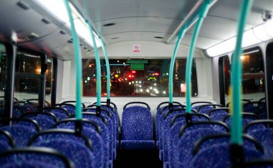 Jak dobrać elementy oświetlenia i wyposażenia wnętrza do konkretnego autobusu