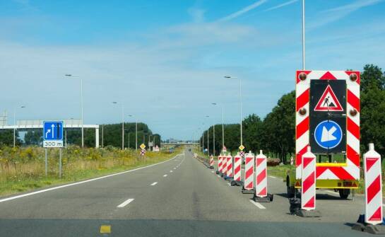 Jak słupek prowadzący porządkuje ruch na odcinkach o słabej czytelności krawędzi jezdni