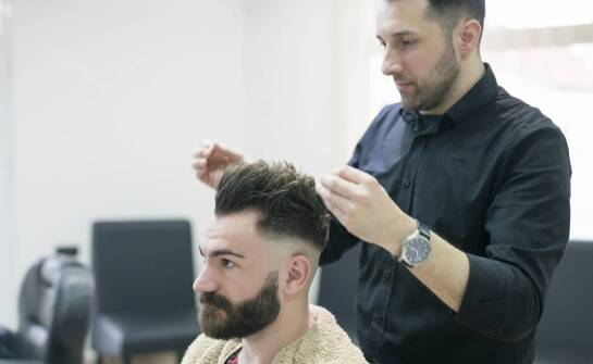 Jak dobrać fryzurę męską do kształtu twarzy i codziennego stylu