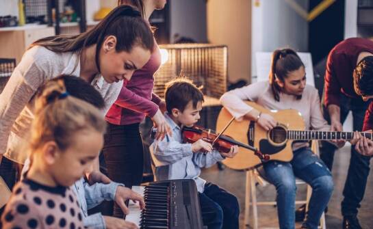 Jak przebiegają wspólne lekcje musicalu i dlaczego różne grupy uczą się inaczej
