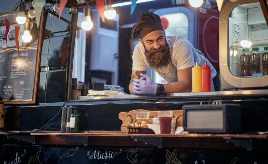Jak ograniczenia zabudowy food trucka wpływają na dobór i montaż pieca