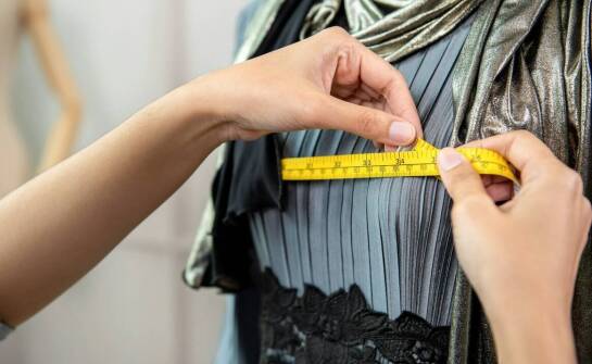 Jak ocenić fasony i rozmiarówkę francuskiej marki przy wyborze sukienki lub bluzki