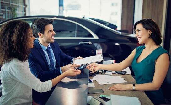 Jak przygotować wizytę w salonie Toyoty, żeby od razu sprawdzić auto, finansowanie i serwis