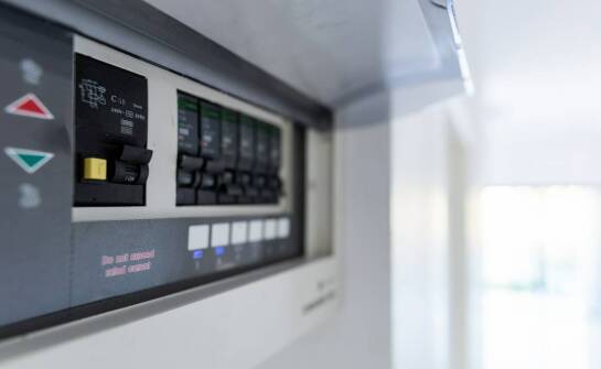 Jak zaplanować instalację elektryczną w nowym domu, by smart home i ochrona odgromowa działały jako jeden układ