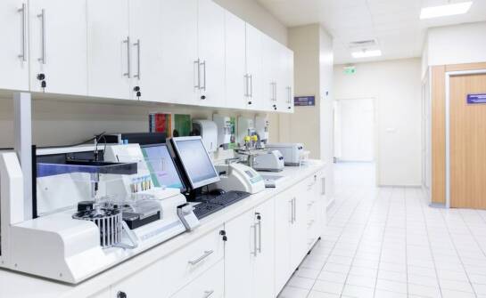 Kiedy układ przyścienny, a kiedy wyspowy lepiej porządkuje pracę laboratorium